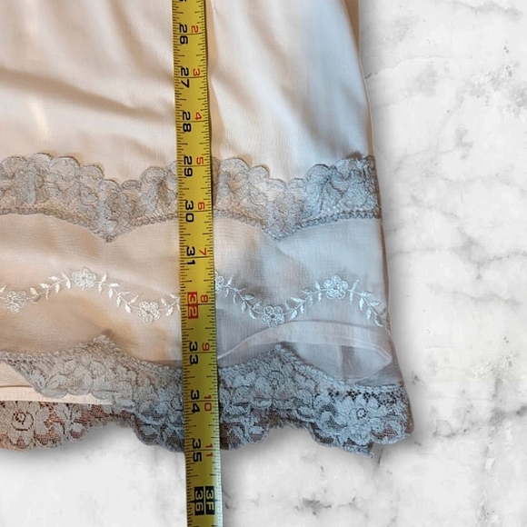 :34: Vintage (1956-59) Luxite by Kaiser Pale Pink Slip. - Picture 12 of 12